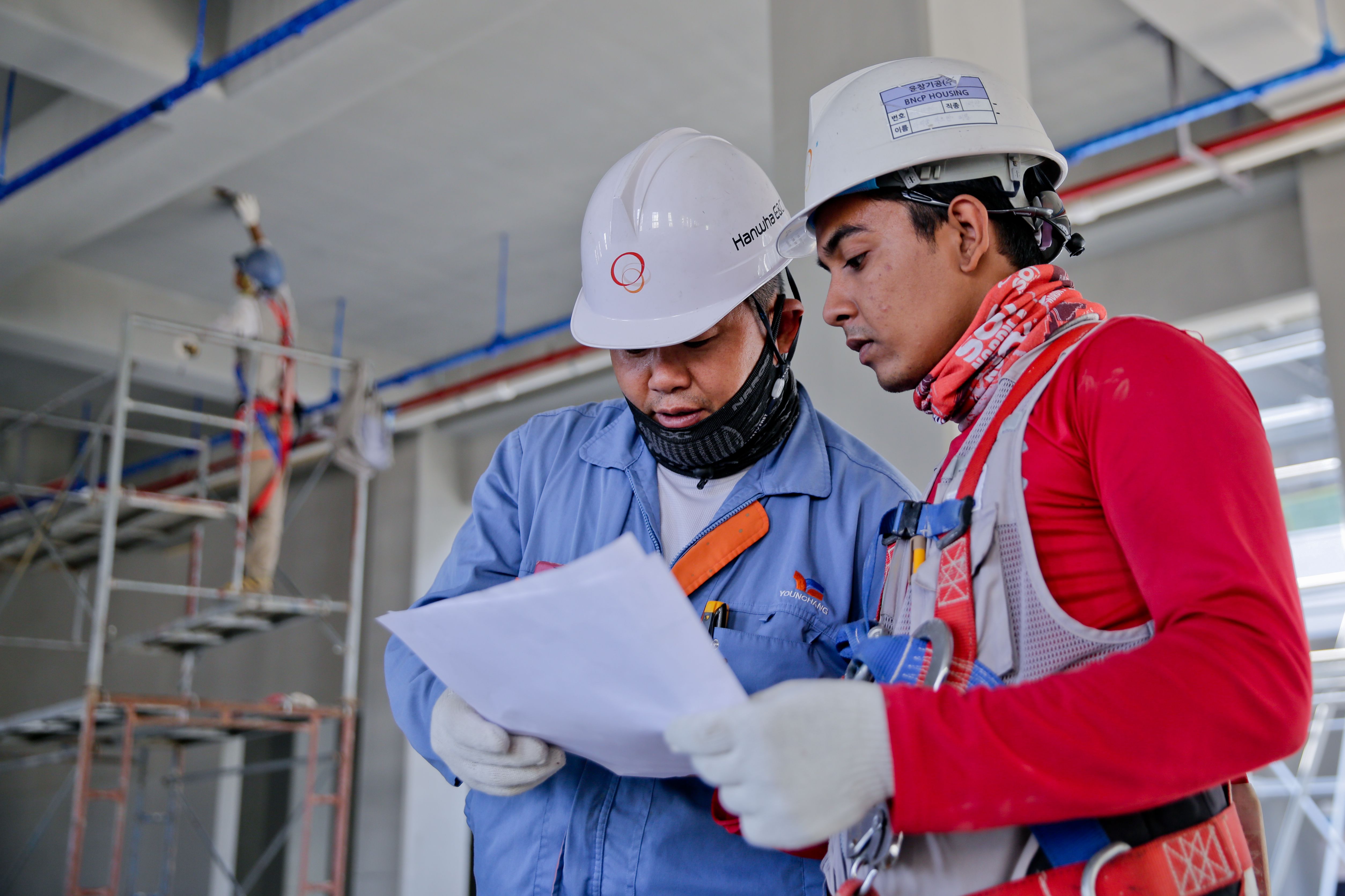 Inspectores realizando una auditoría técnica de una propiedad